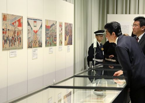 Photograph of the Prime Minister viewing the special exhibition