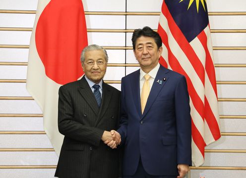 Photograph of the leaders shaking hands