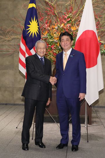 Photograph of the Prime Minister welcoming the Prime Minister of Malaysia