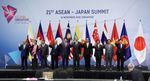Photograph of the Prime Minister attending a photograph session at the Japan-ASEAN Summit Meeting