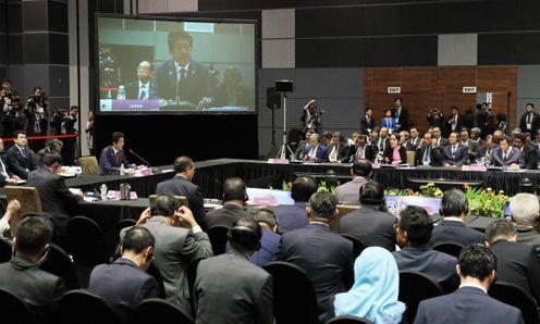 Photograph of the Prime Minister making a statement at the Japan-ASEAN Summit Meeting