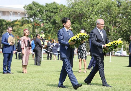 Photograph of the Prime Minister offering a wreath at the Darwin Cenotaph