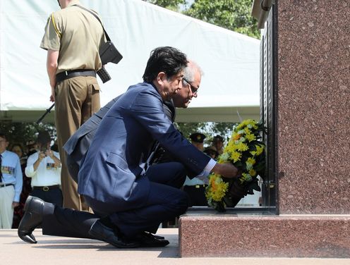 Photograph of the Prime Minister offering a wreath at the Darwin Cenotaph