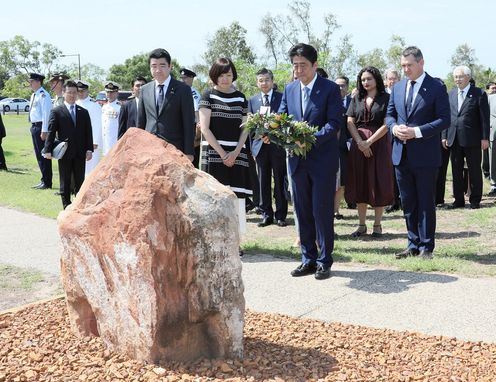 Photograph of the Prime Minister offering a wreath at the memorial dedicated to Submarine I-124