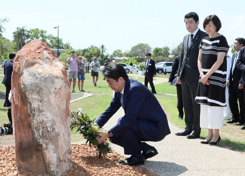 Photograph of the Prime Minister offering a wreath at the memorial dedicated to Submarine I-124