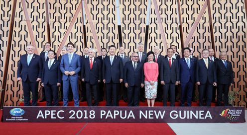 Photograph of the leaders’ commemorative photograph session