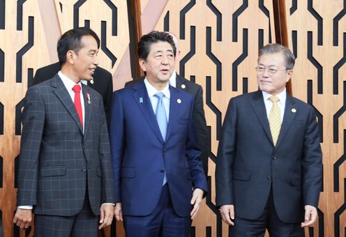 Photograph of the leaders’ commemorative photograph session