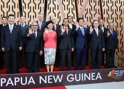 Photograph of the leaders’ commemorative photograph session