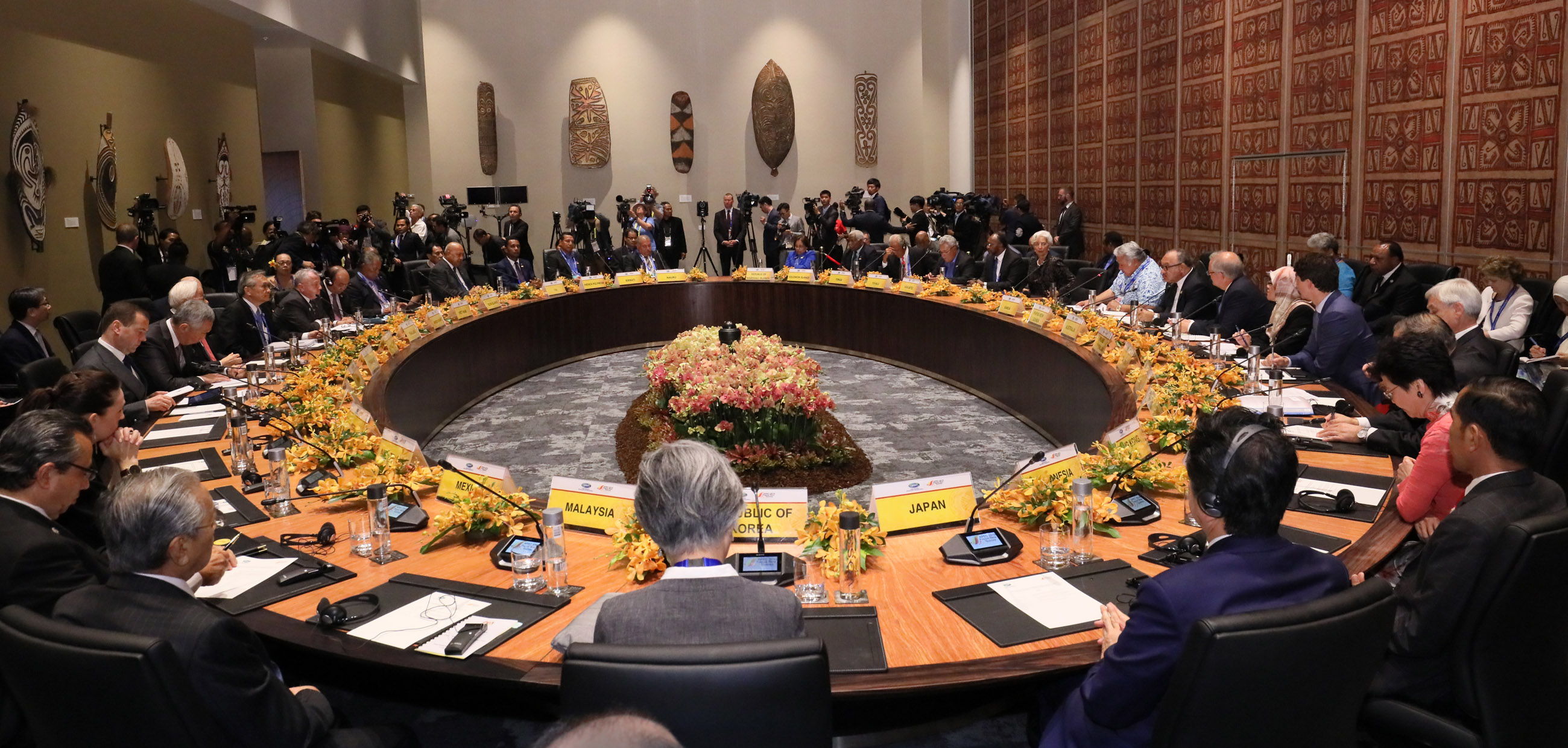 Photograph of the APEC Leaders’ Dialogue with Pacific Island Leaders