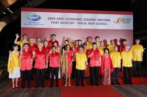 Photograph of the Prime Minister attending the gala dinner and commemorative photograph session