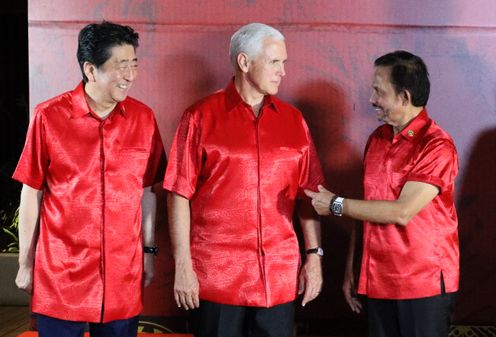 Photograph of the Prime Minister attending the gala dinner and commemorative photograph session