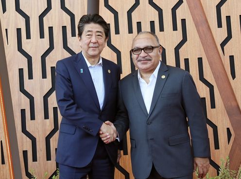 Photograph of the Prime Minister being welcomed by the Prime Minister of Papua New Guinea