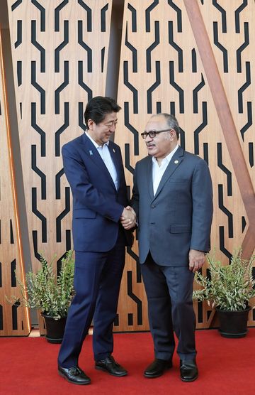 Photograph of the Prime Minister being welcomed by the Prime Minister of Papua New Guinea