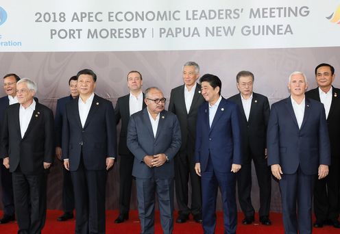 Photograph of the leaders’ commemorative photograph session