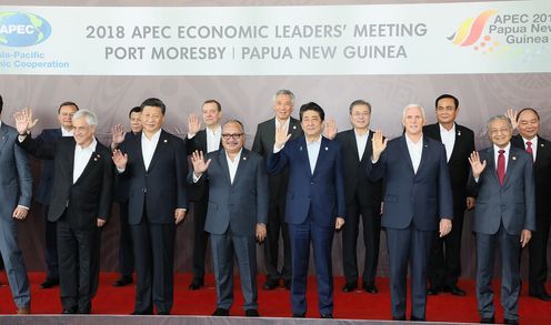 Photograph of the leaders’ commemorative photograph session