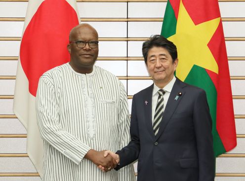 Photograph of the leaders shaking hands