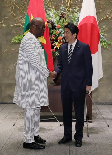 Photograph of the Prime Minister welcoming the President of Burkina Faso