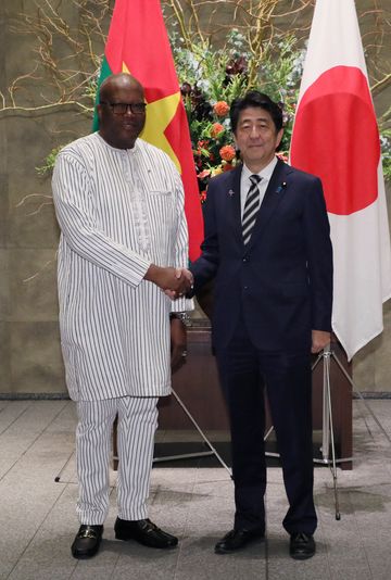 Photograph of the Prime Minister welcoming the President of Burkina Faso