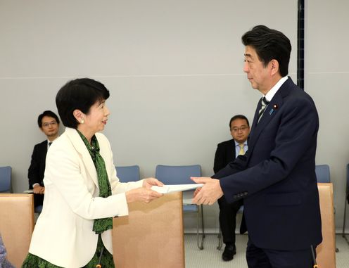 Photograph of the Prime Minister receiving the report