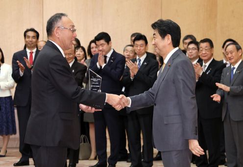 Photograph of the Prime Minister presenting a plaque