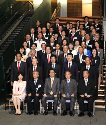 Photograph of the commemorative photograph session