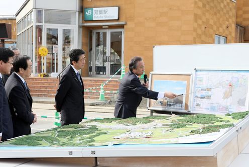 Photograph of the Prime Minister visiting the area around Futaba Station