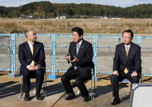 Photograph of the Prime Minister exchanging views with companies