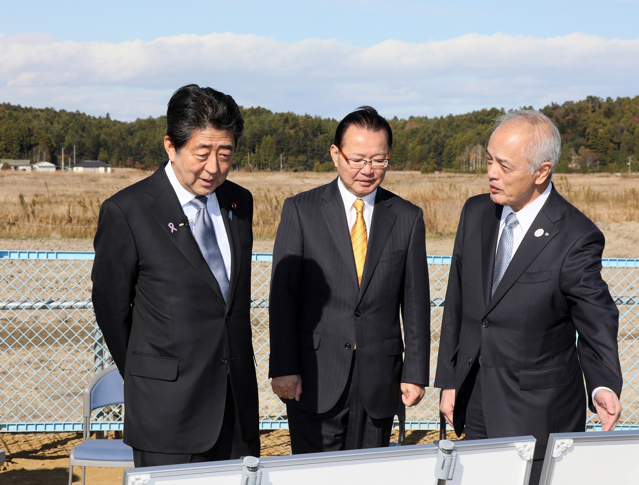 Photograph of the Prime Minister exchanging views with companies