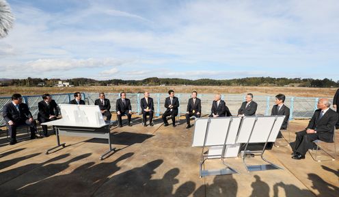 Photograph of the Prime Minister exchanging views with companies