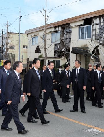 Photograph of the Prime Minister visiting the area around Futaba Station