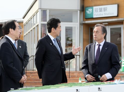 Photograph of the Prime Minister visiting the area around Futaba Station