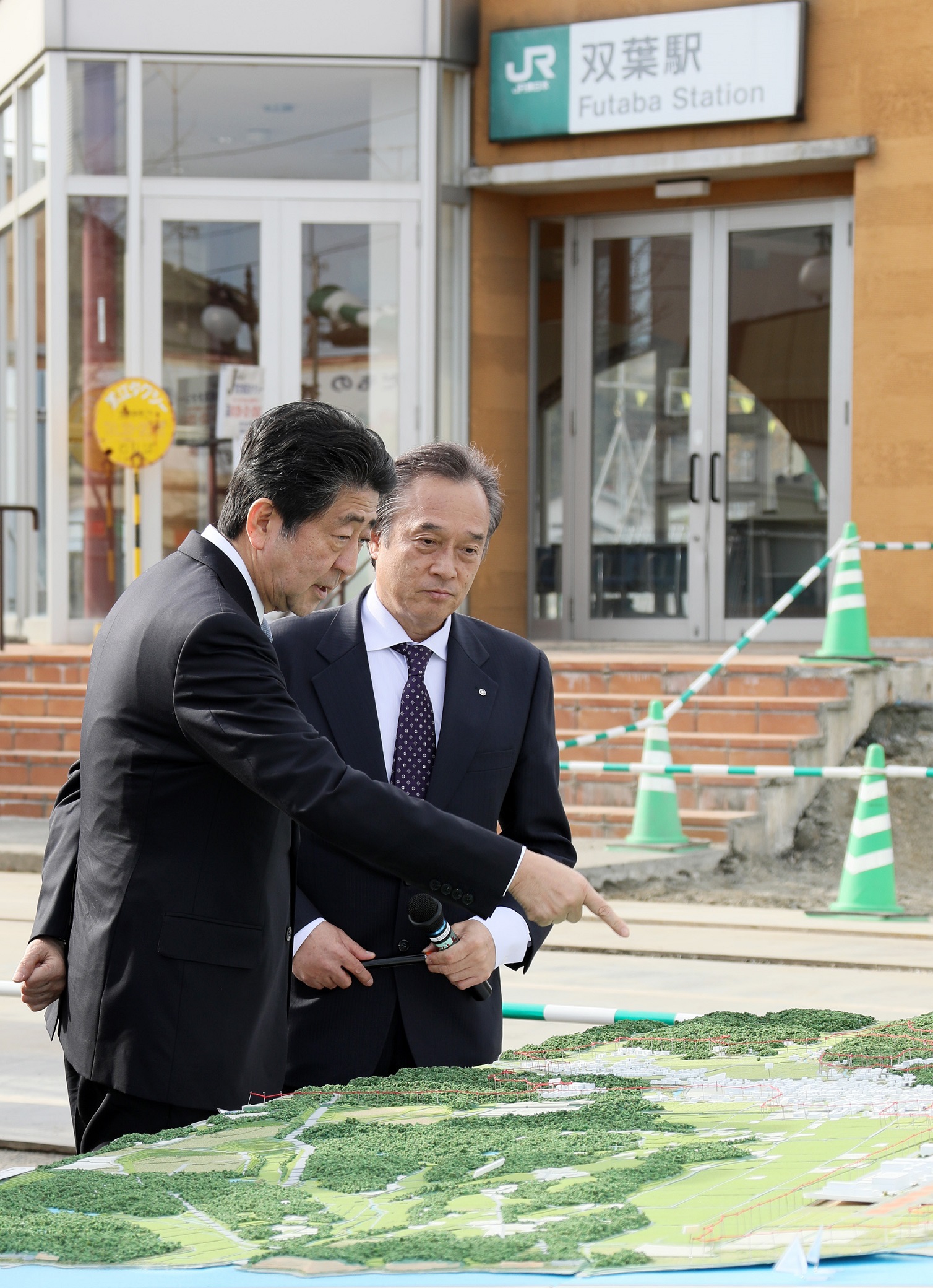 Photograph of the Prime Minister visiting the area around Futaba Station