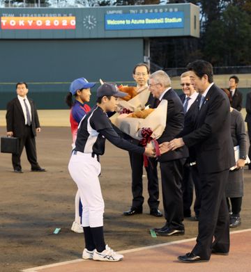 Photograph of the Prime Minister visiting the Azuma baseball field