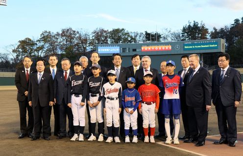 Photograph of the Prime Minister visiting the Azuma baseball field