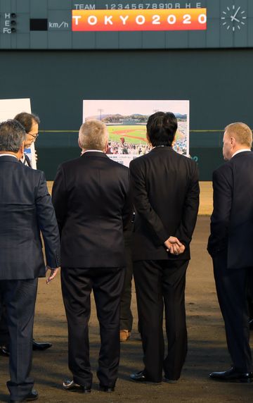 Photograph of the Prime Minister visiting the Azuma baseball field