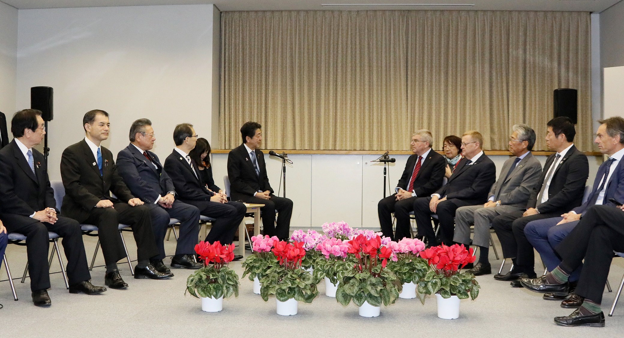 Photograph of the Prime Minister meeting with the President of the IOC
