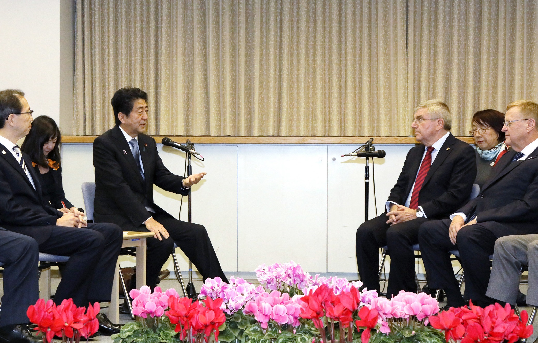 Photograph of the Prime Minister meeting with the President of the IOC