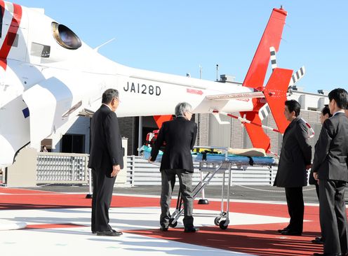 Photograph of the Prime Minister observing a multipurpose medical helicopter