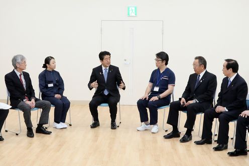 Photograph of the Prime Minister visiting a medical facility