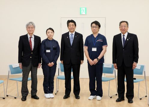 Photograph of the Prime Minister visiting a medical facility