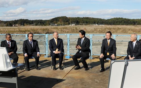 Photograph of the Prime Minister exchanging views with companies