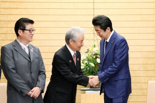 Photograph of the Prime Minister receiving the courtesy call