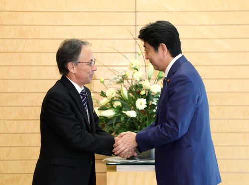 Photograph of the Prime Minister shaking hands with the Governor of Okinawa Prefecture