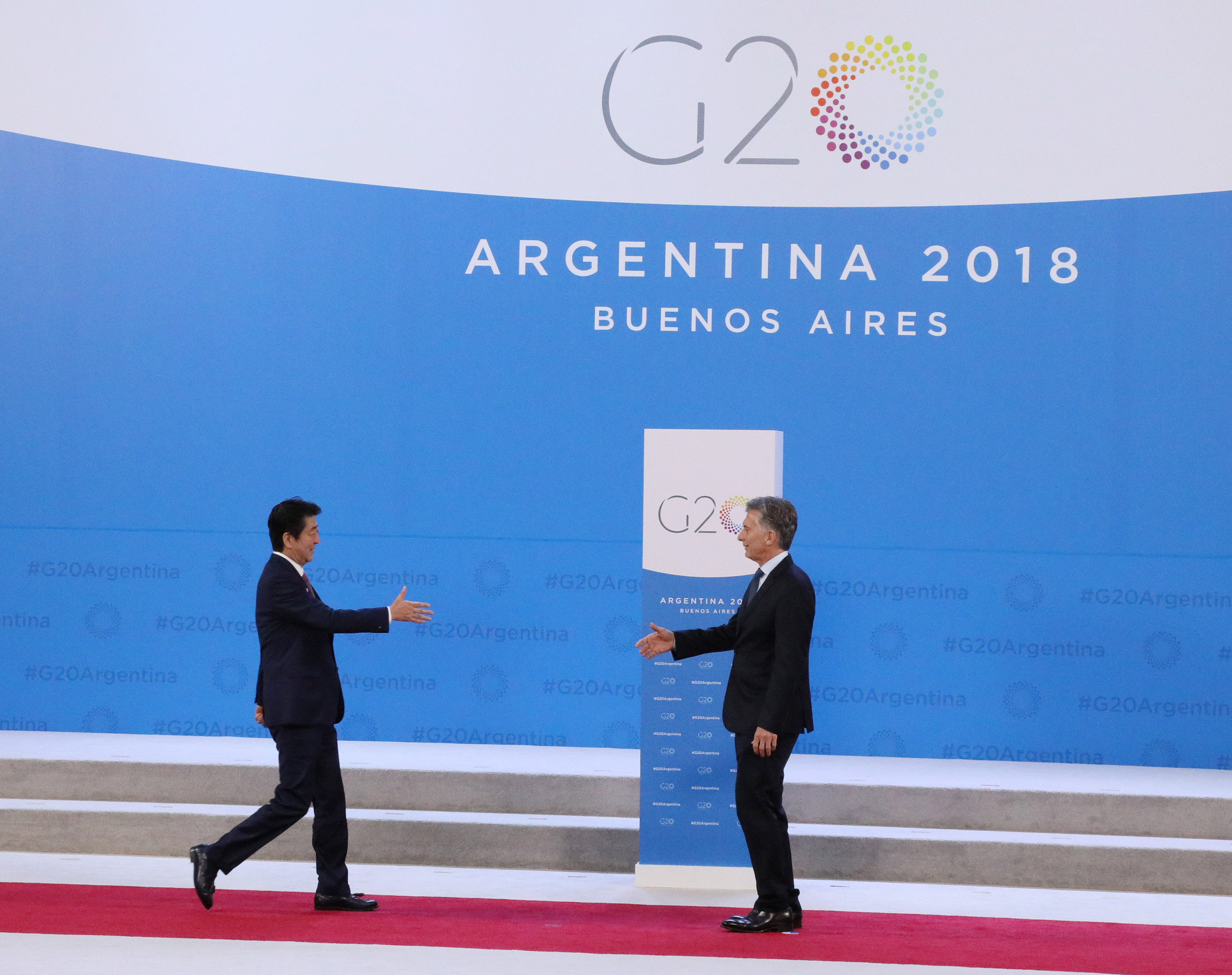 Photograph of the Prime Minister being welcomed by President Macri of Argentina (1)