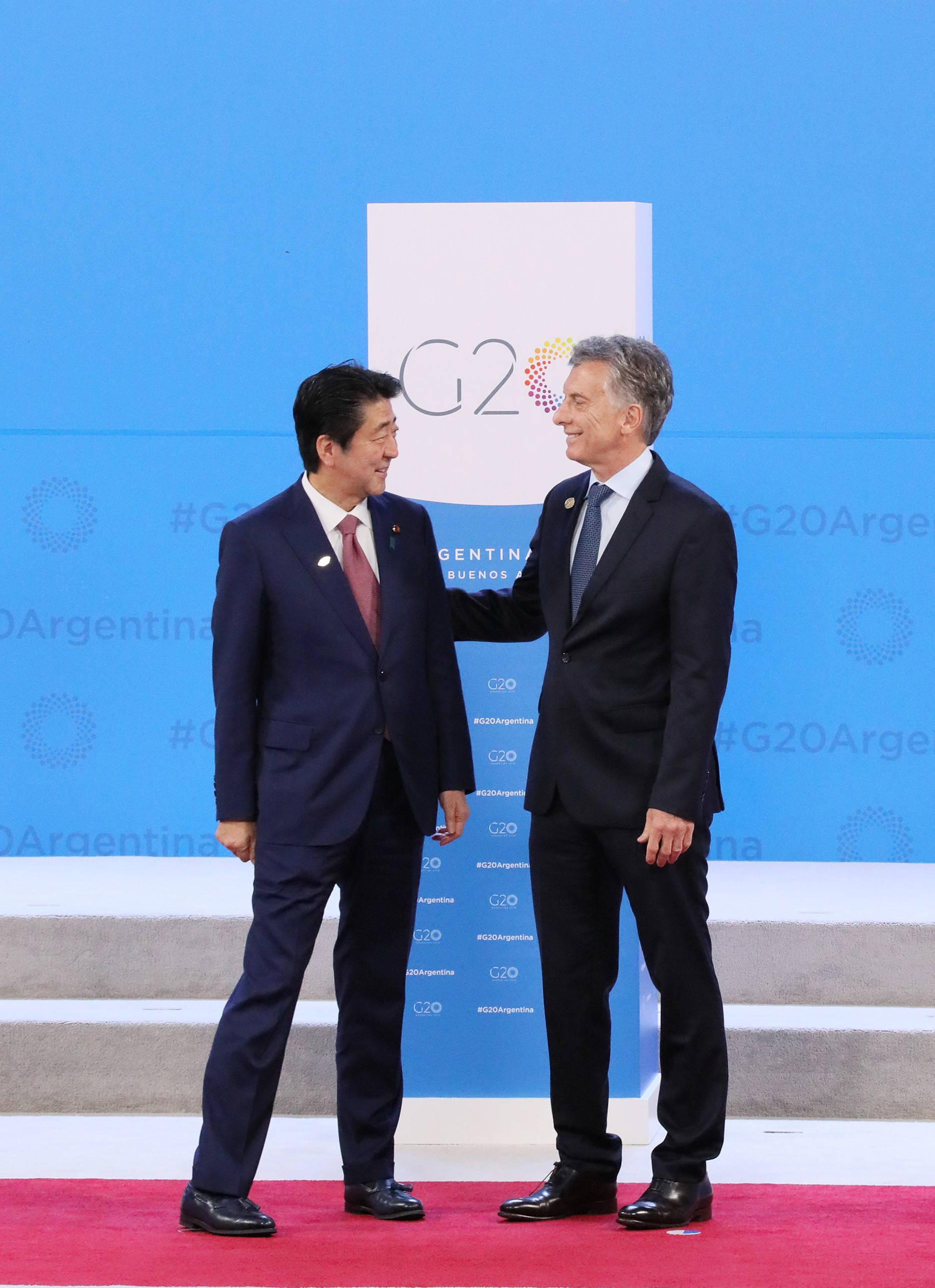Photograph of the Prime Minister being welcomed by President Macri of Argentina (2)