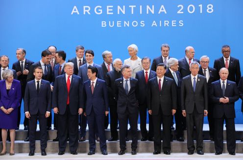 Photograph of the leaders’ commemorative group photo session (2)