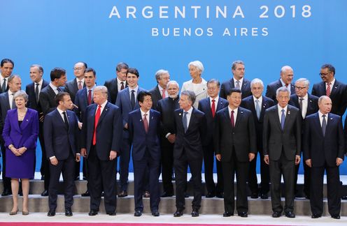 Photograph of the leaders’ commemorative group photo session (3)