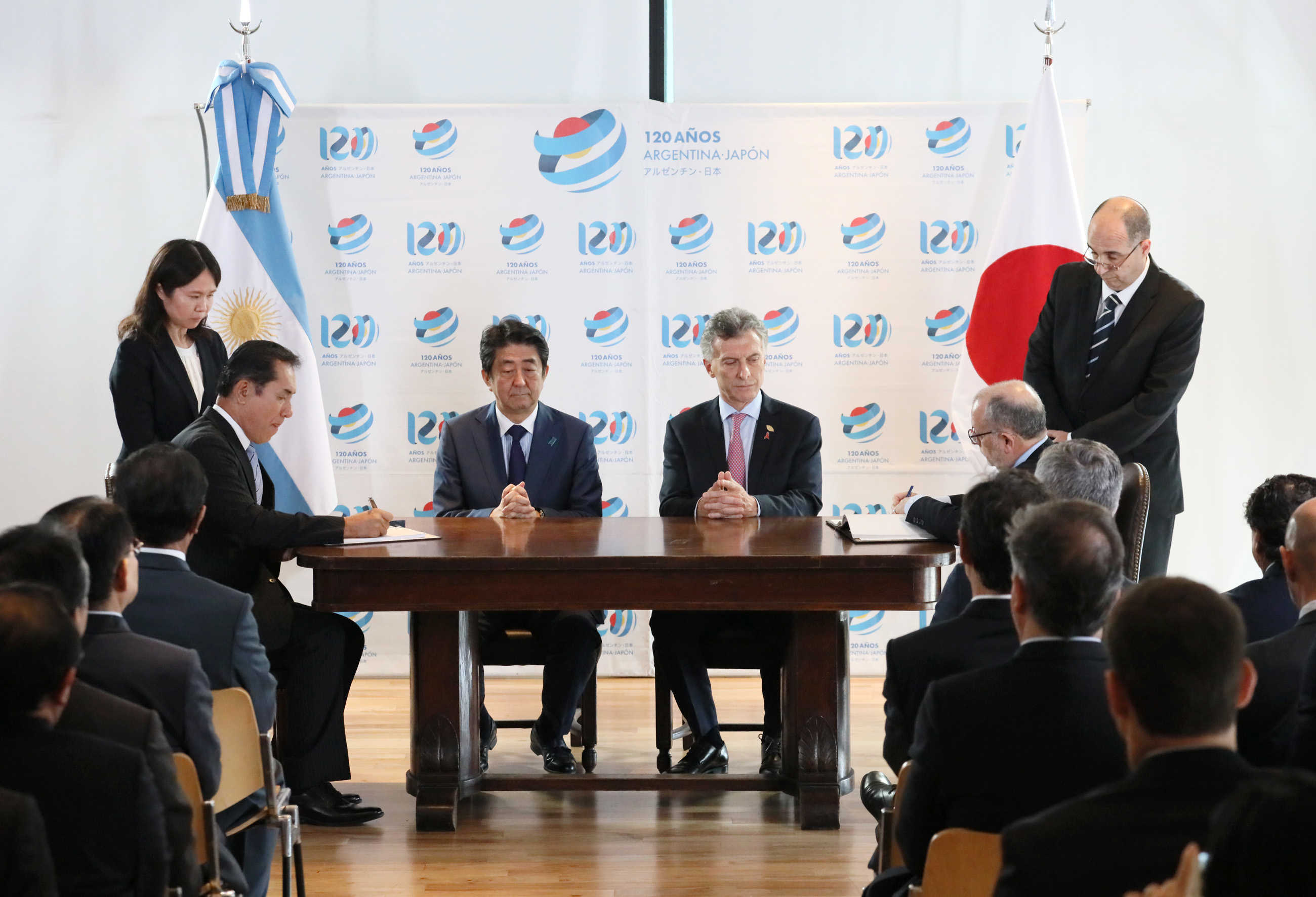 Photograph of the Signing Ceremony of the Japan-Argentina Investment Agreement (1)