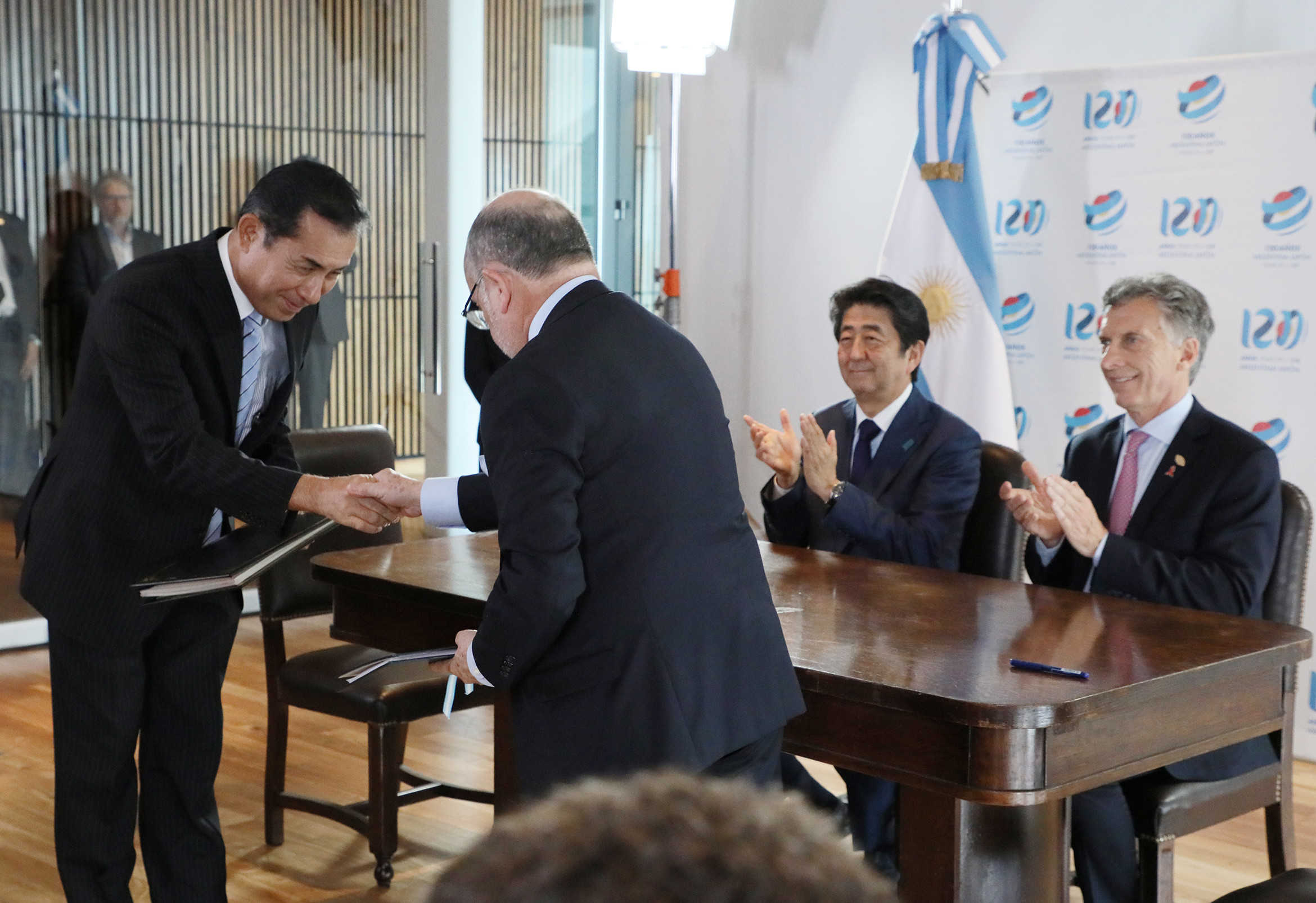 Photograph of the Signing Ceremony of the Japan-Argentina Investment Agreement (2)