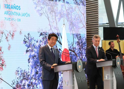 Photograph of the Prime Minister delivering his remarks at the closing ceremony of the 120th Anniversary of the Establishment of Diplomatic Relations between Japan and Argentina (1)